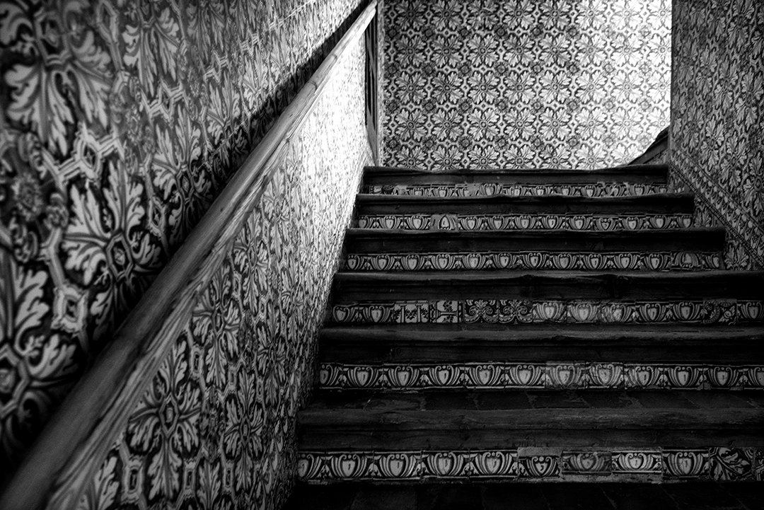 A staircase lined with tiles.